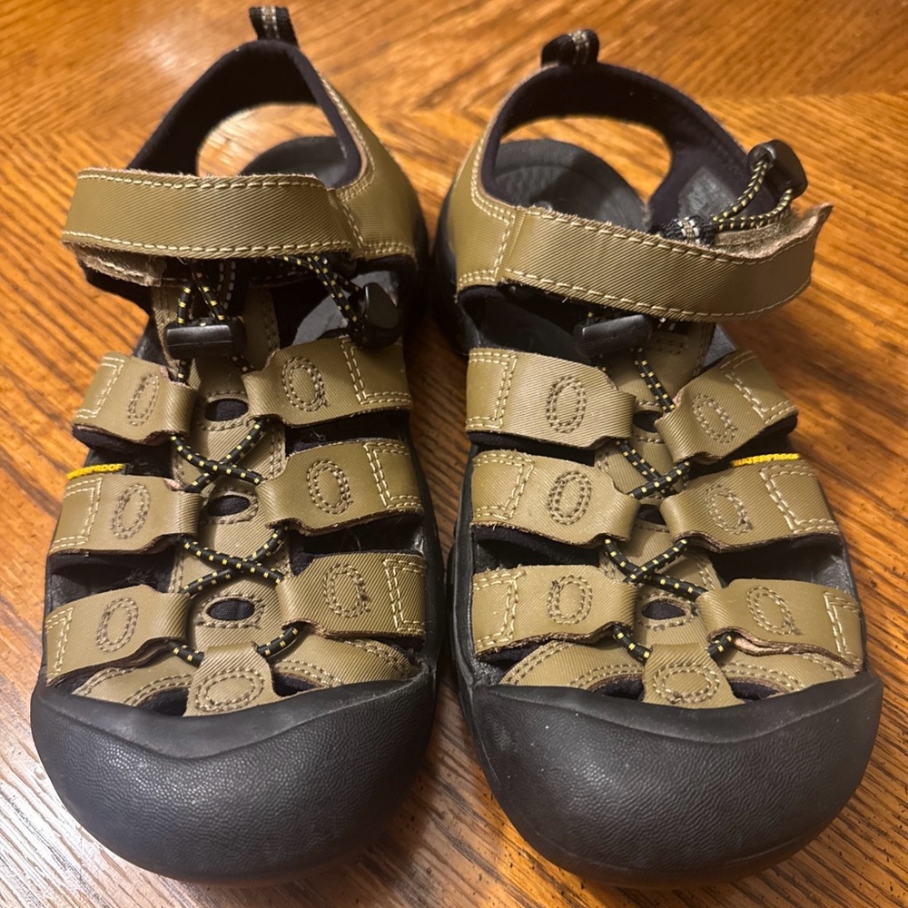 Keen Woman Sandals Green and Black Size 7, Waterproof